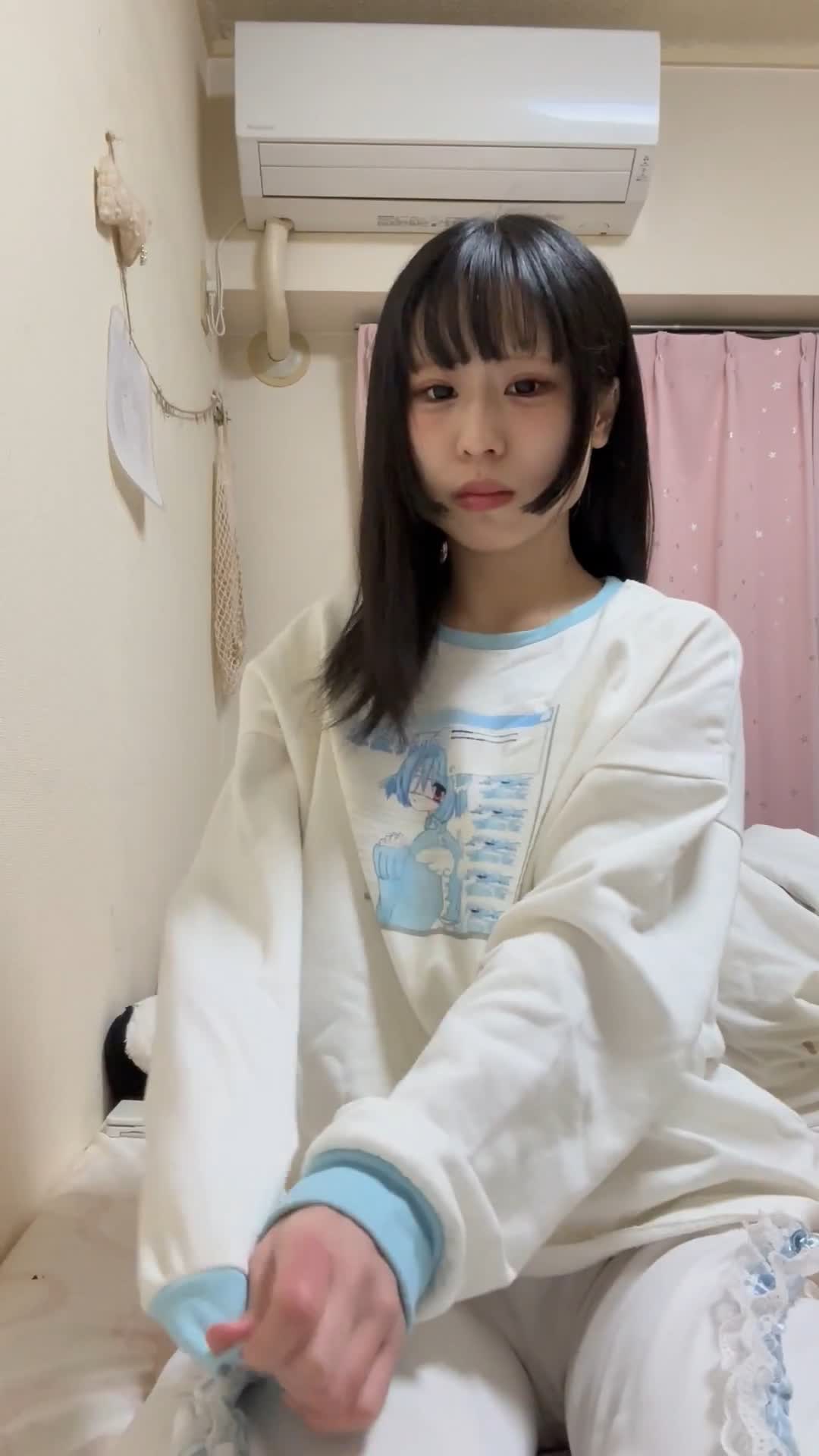 黒髪ぱっつん美女の部屋着自撮り