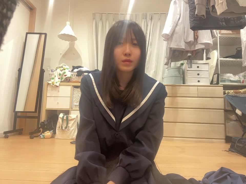 制服コスプレから全裸まで黒髪女子の大胆自撮り