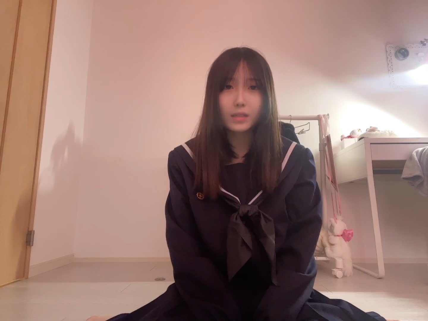 制服コスプレ女性の大胆開脚自撮り