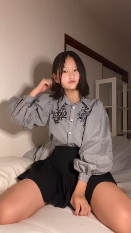 下着姿からトップレスまでショートヘア女子の大胆自撮り