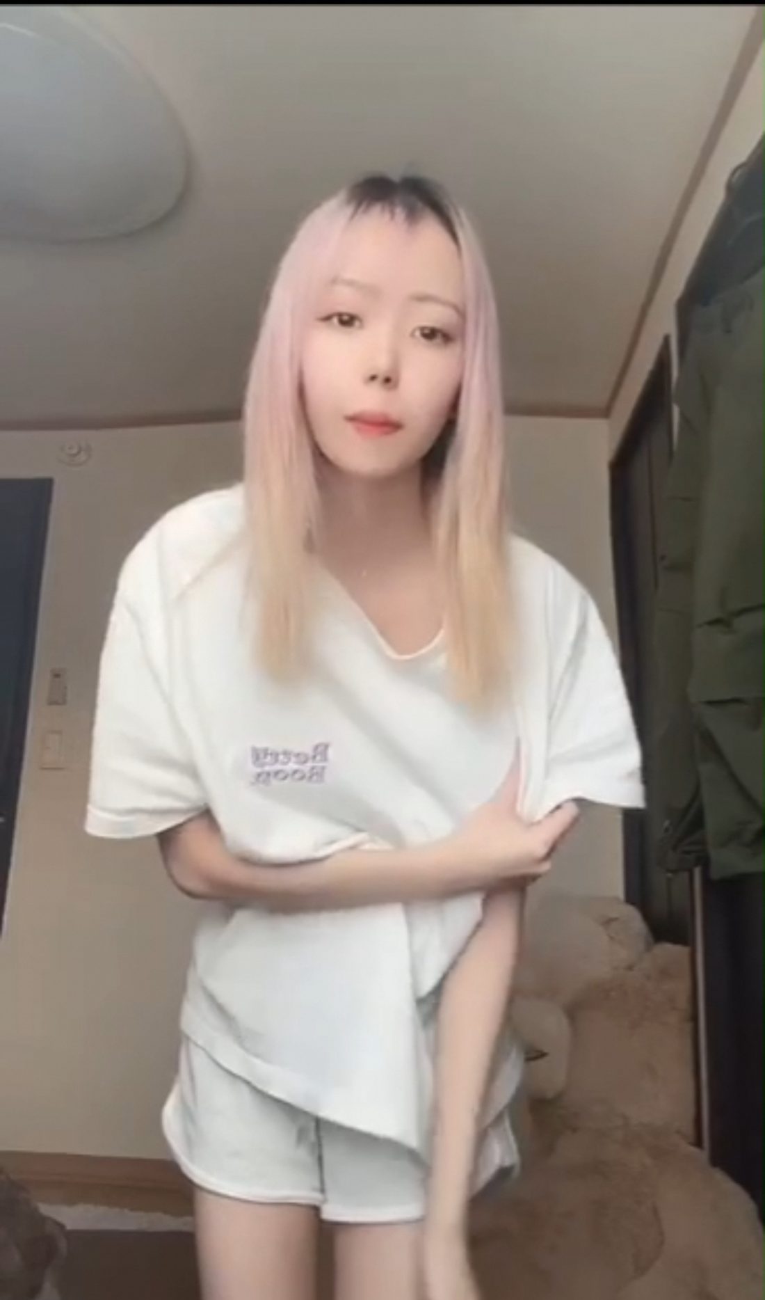 ハイトーン女子の部屋着脱衣から全裸まで