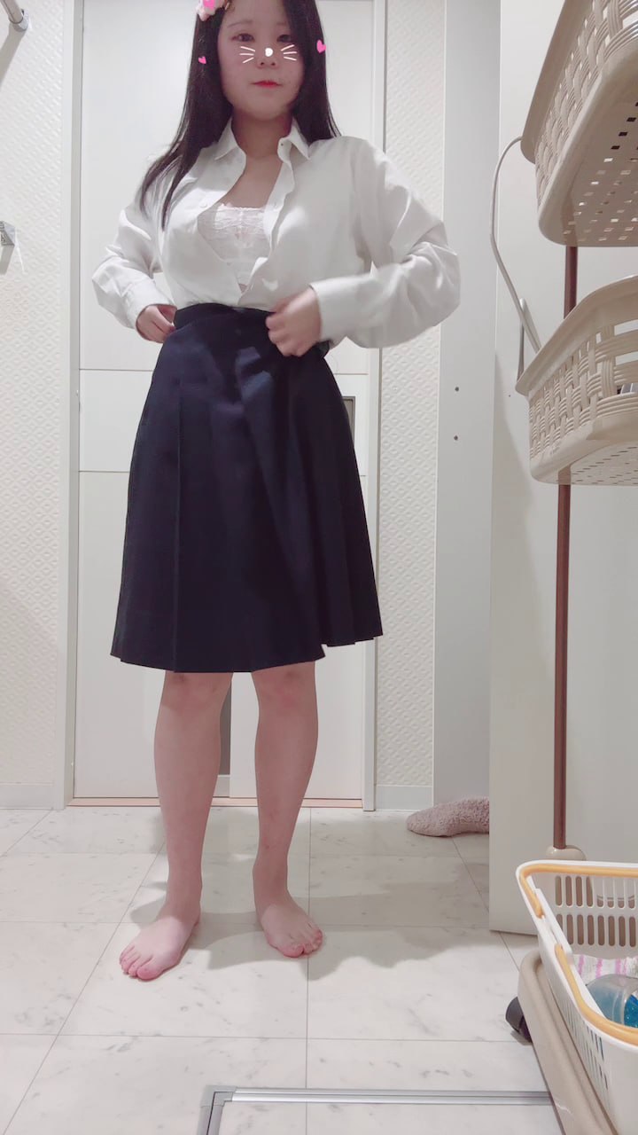 白シャツと黒スカート姿から脱いでいく自撮り