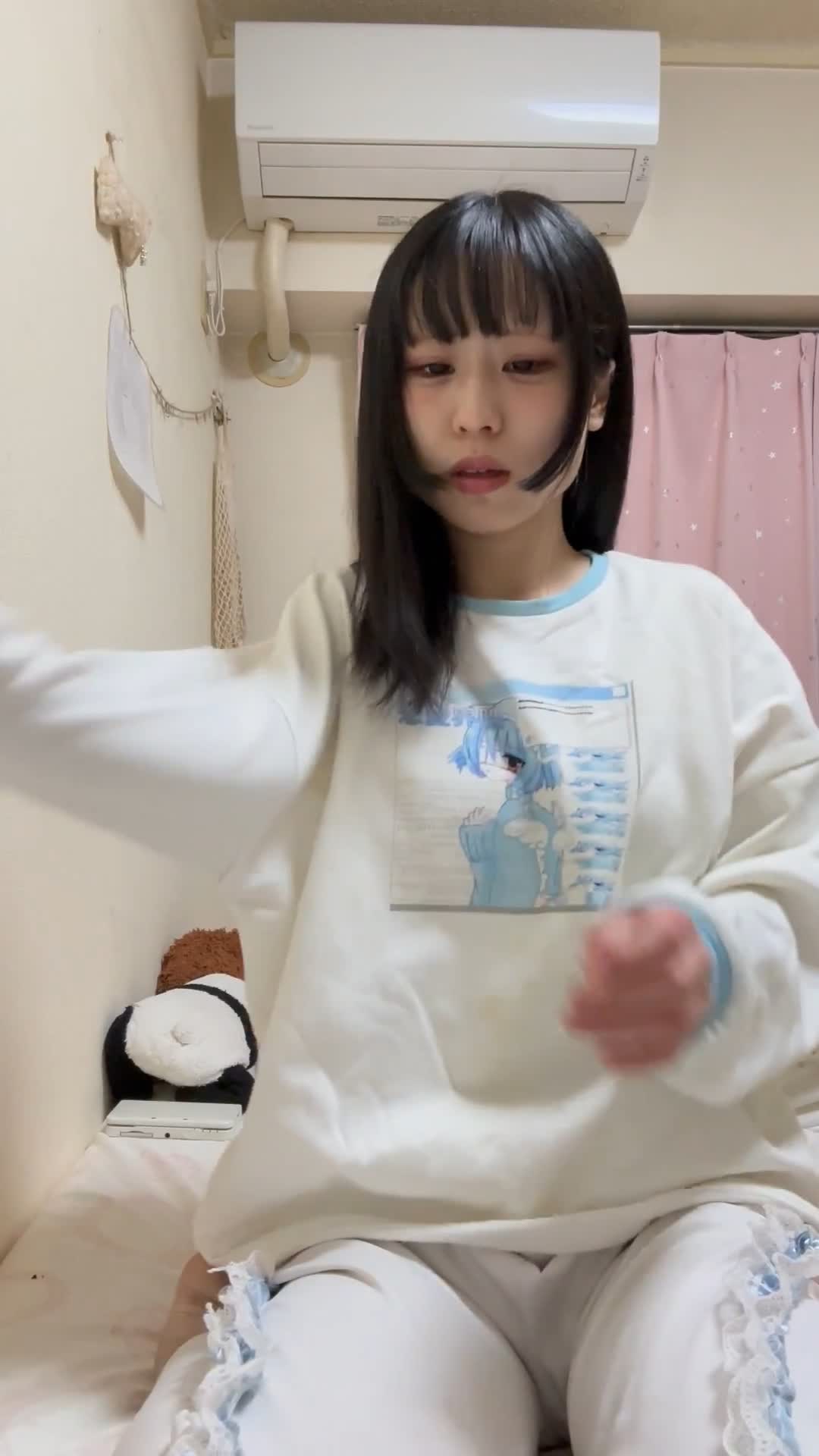 黒髪ぱっつん美女の部屋着自撮り