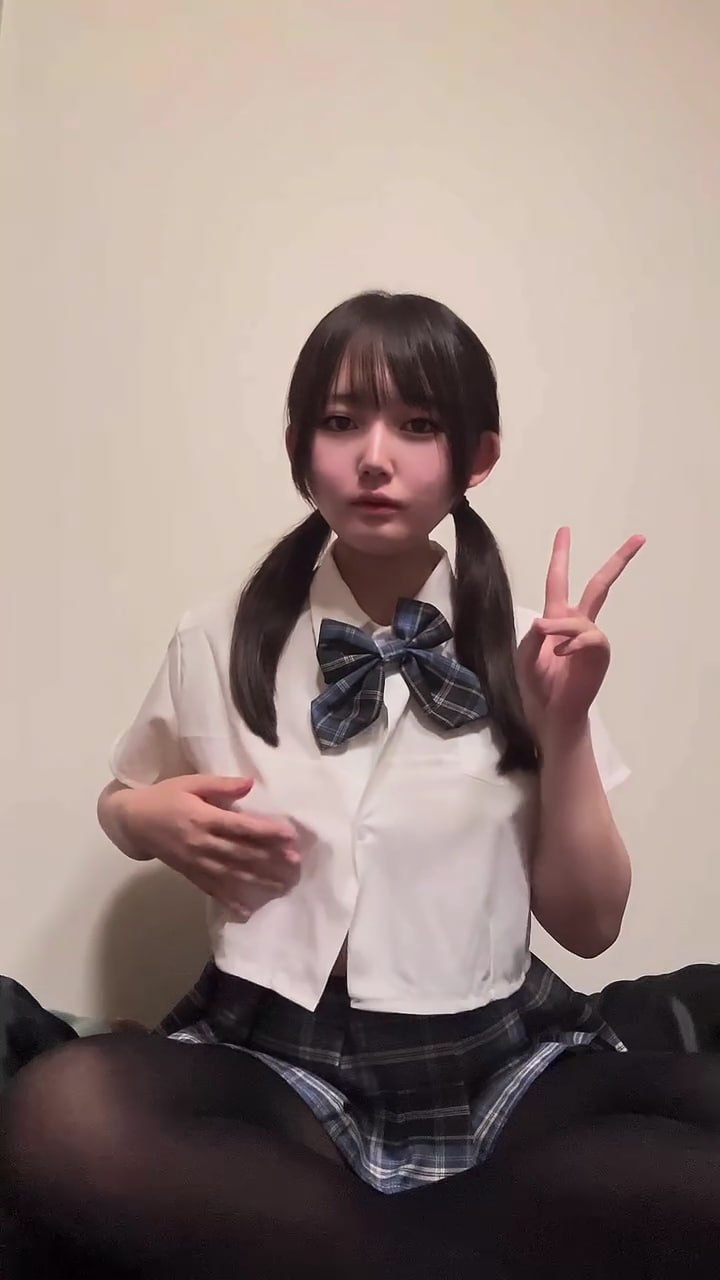 ツインテール女子の大胆な自撮り