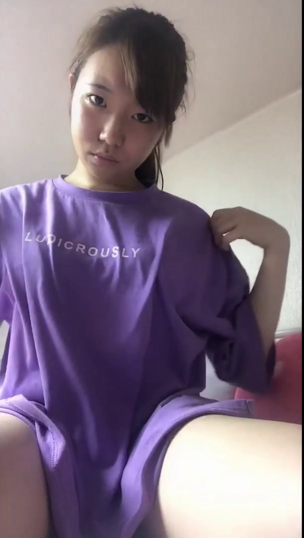部屋でこっそりバイブオナニーする素人女子